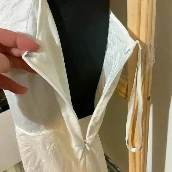 Ann Taylor white dress with floral accents size 4 - Picture 3 of 8